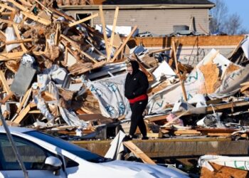 Los residentes de las comunidades del centro de Tennessee, azotadas por tornados mortales iniciaron reconstrucción.