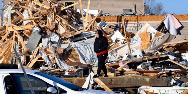 Los residentes de las comunidades del centro de Tennessee, azotadas por tornados mortales iniciaron reconstrucción.