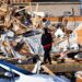 Los residentes de las comunidades del centro de Tennessee, azotadas por tornados mortales iniciaron reconstrucción.