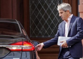 Devaluación del peso y reducción de subsidios:  el paquete económico de Milei para “neutralizar” la crisis en Argentina