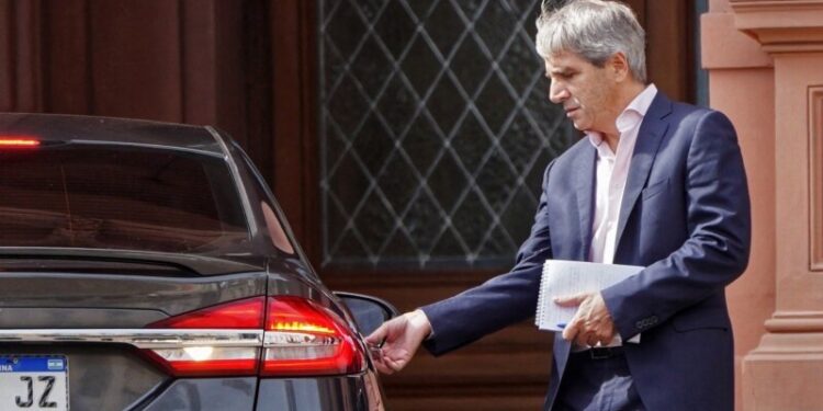 Devaluación del peso y reducción de subsidios:  el paquete económico de Milei para “neutralizar” la crisis en Argentina