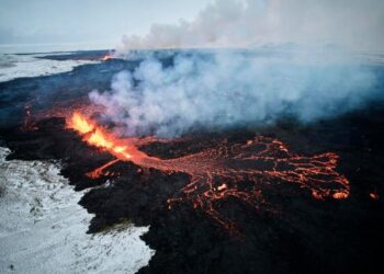 La nube tóxica y la lava no llegarán a zonas pobladas en Islandia, según los expertos