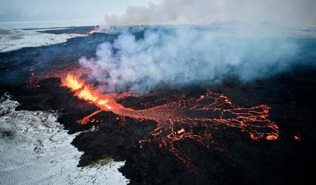 La nube tóxica y la lava no llegarán a zonas pobladas en Islandia, según los expertos