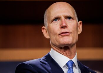 Rick Scott pidió a Joe Biden revertir el levantamiento de sanciones contra Nicolás Maduro