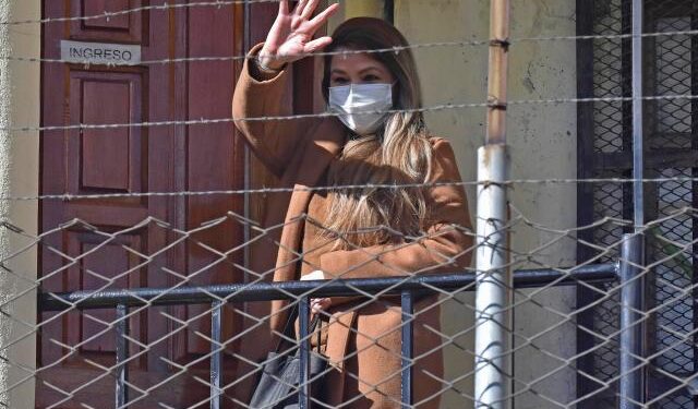 La expresidenta Jeanine Áñez se gradúa en Textil y Confección desde una prisión en Bolivia