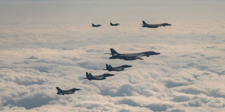 Bombarderos de EEUU hacen maniobras con Corea del Sur y Japón tras un ensayo de misil norcoreano