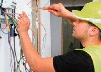 VIDEO: Es electricista en EEUU y lo que encontró en la pared de un cliente lo dejó helado