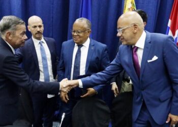 Horas antes de acabar plazo de EEUU, Venezuela dice que revisará inhabilitaciones de candidatos