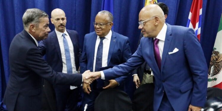 Horas antes de acabar plazo de EEUU, Venezuela dice que revisará inhabilitaciones de candidatos