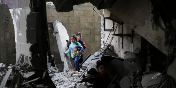 Israel promete continuar la guerra en Gaza pese a emboscada letal y a presión internacional