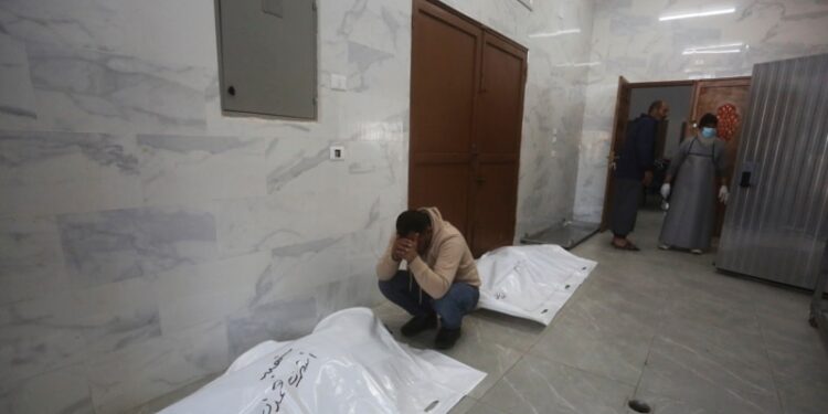 Fuerzas israelíes atacan campos de refugiados palestinos en el centro de Gaza