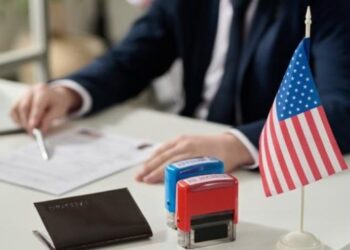 ¿Puede alguien pagar la green card de otra persona?, lo que necesitas saber de un requisito indispensable