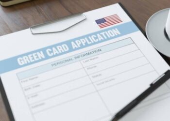 ¿Qué es la “carga pública” y por qué pueden negarle la visa o green card por eso?