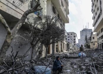 Israel continúa su ofensiva por aire, mar y tierra contra la devastada Franja de Gaza