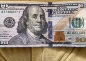 Se encontró un dólar “común”, pero luego se dio cuenta de que valía una fortuna por este detalle