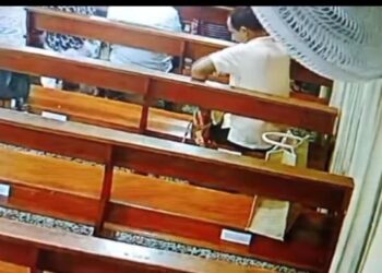 Insólito: se robó un celular en plena misa y el momento quedó captado en VIDEO