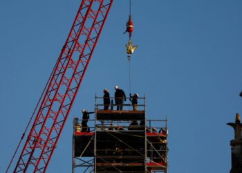 Notre Dame da otro paso para su reapertura y alza un nuevo gallo sobre la icónica aguja