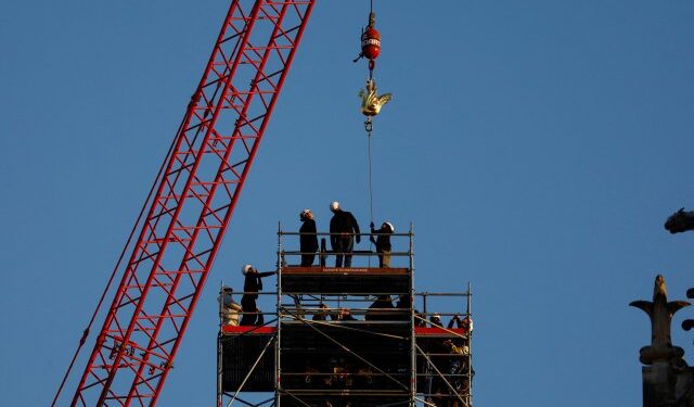 Notre Dame da otro paso para su reapertura y alza un nuevo gallo sobre la icónica aguja