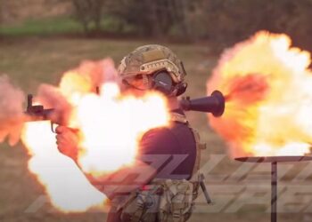 “Debería estar muerto”: Lanzacohetes le explotó en las manos a reconocido youtuber estadounidense (VIDEO)