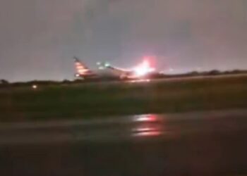 Terror en el cielo: viajaban a Miami en avión y fueron alcanzados por un rayo (VIDEO)