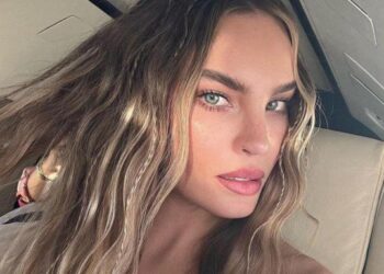 ¿Movimiento a propósito? Belinda golpeó el celular de una fan durante concierto (VIDEO)