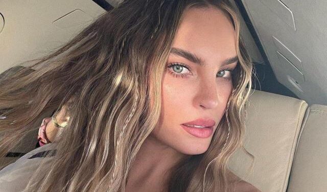 ¿Movimiento a propósito? Belinda golpeó el celular de una fan durante concierto (VIDEO)