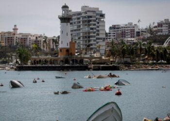 Goteo de turistas en el Acapulco post huracán Otis mientras la reconstrucción avanza poco a poco