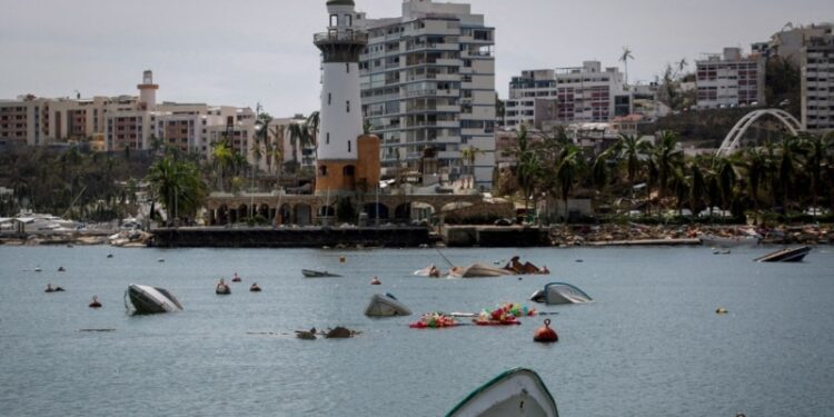 Goteo de turistas en el Acapulco post huracán Otis mientras la reconstrucción avanza poco a poco
