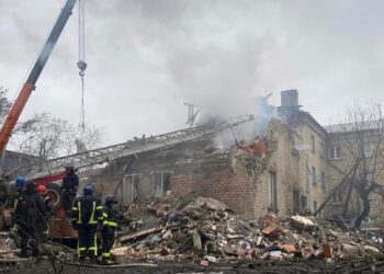 El gobierno de Venezuela promueve un referendo consultivo.