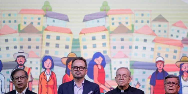 Gobierno de Petro y ELN retoman diálogo en México en medio crisis tras rapto de padres de futbolista