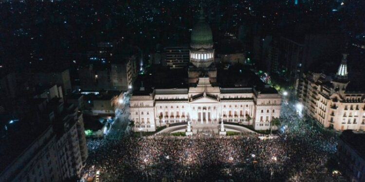 Gobierno de Milei defiende proyecto de reformas enviado al Congreso ante críticas opositoras