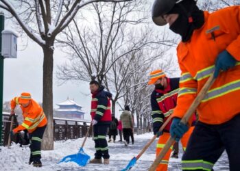 La nieve cubre el norte de China, corta carreteras y suspende clases y trenes