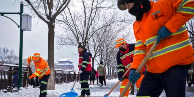 La nieve cubre el norte de China, corta carreteras y suspende clases y trenes