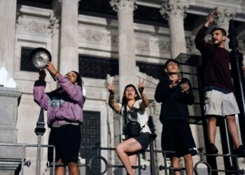 Cacerolazos en Argentina protestan contra intentos de reformas de Milei