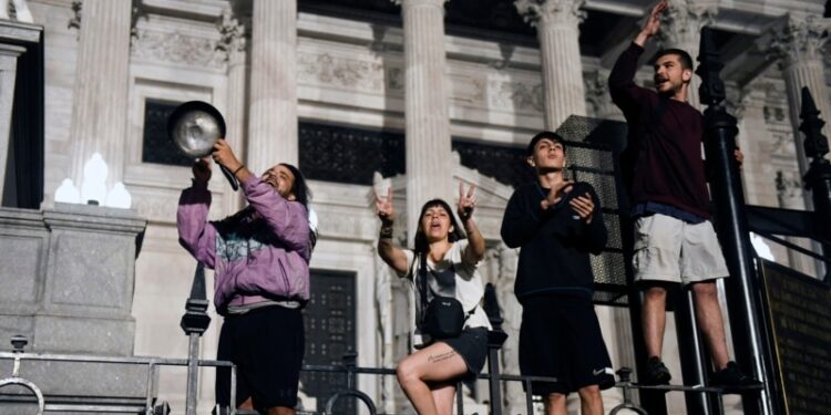 Cacerolazos en Argentina protestan contra intentos de reformas de Milei