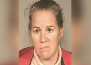 Pidió a su hija de ocho años que se arrastrara bajo un tren detenido en California y todo terminó en tragedia