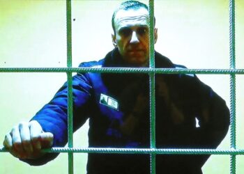 Opositor ruso Alexei Navalny bromea tras ser trasladado a prisión en el Ártico