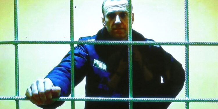 Opositor ruso Alexei Navalny bromea tras ser trasladado a prisión en el Ártico