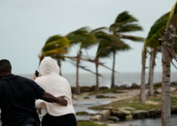 Tormenta causa inundaciones y obliga a cancelar eventos en la Florida