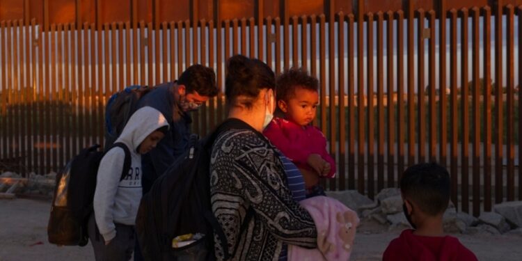 Juez prohíbe separación de familias migrantes en la frontera de EEUU durante ocho años