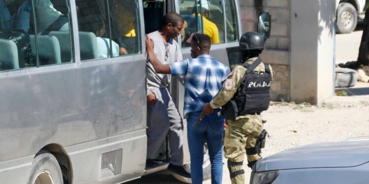 Haití interroga a exlíder rebelde Guy Philippe tras repatriación desde EEUU