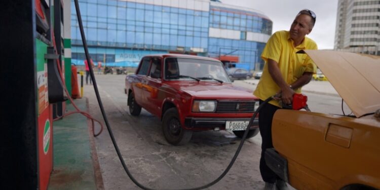 La gasolina cubana es una ganga, al menos para los que tienen dólares