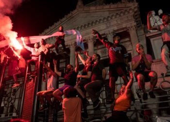 Gobierno argentino elimina renovaciones de miles de contratos en la administración pública