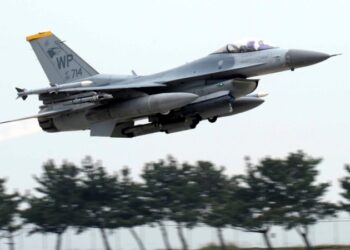 Avión F-16 estadounidense se estrella en Corea del Sur y su piloto es rescatado tras ser expulsado