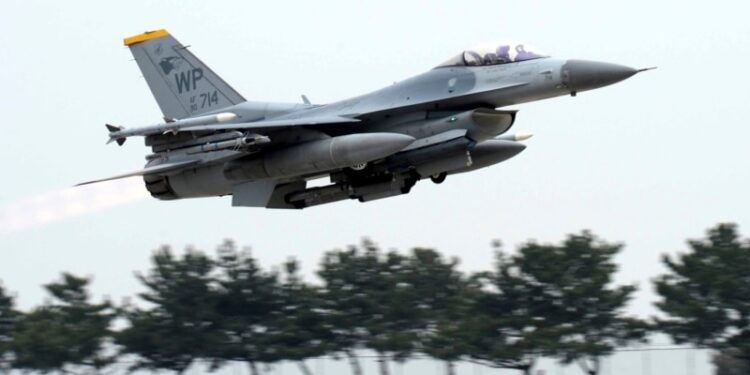 Avión F-16 estadounidense se estrella en Corea del Sur y su piloto es rescatado tras ser expulsado