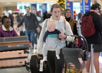 Comienzan viajes de fin de año en autopistas y aeropuertos: se esperan pocos percances