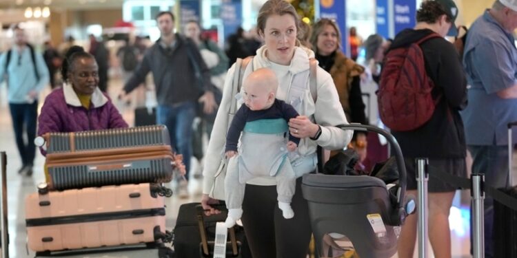 Comienzan viajes de fin de año en autopistas y aeropuertos: se esperan pocos percances