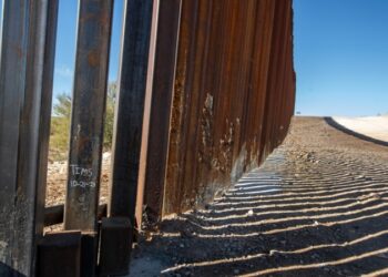 Gobernadora de Arizona envía Guardia Nacional a la frontera para manejar flujo de migrantes