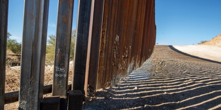 Gobernadora de Arizona envía Guardia Nacional a la frontera para manejar flujo de migrantes