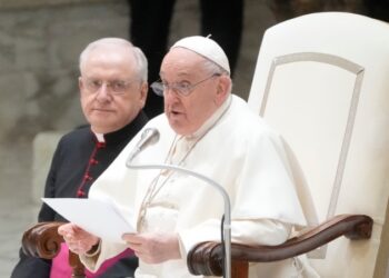 Papa Francisco pide al personal del Vaticano evitar “posiciones ideológicas rígidas”